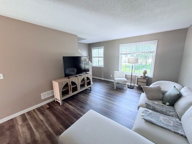 Building Photo - Modern 2-Bedroom Townhome in Apple Valley with Private Patio!!
