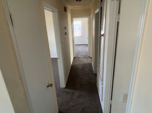 Building Photo - Brick Home in Quiet Cul-de-sac