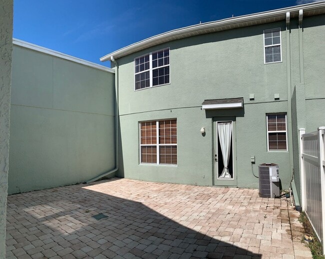 Building Photo - 3bed / 2.5 bath, 2-story townhome with 2-car garage in Avalon Park
