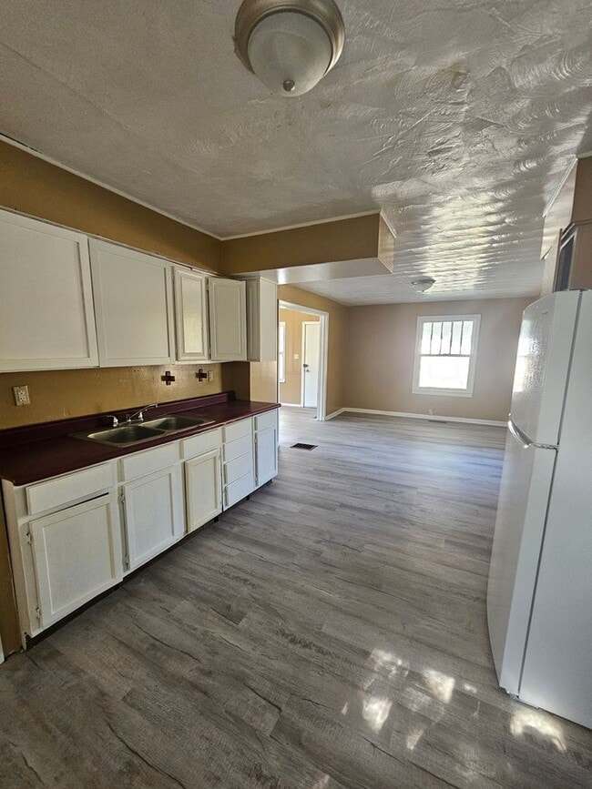 Building Photo - 3 bedroom home with fenced yard