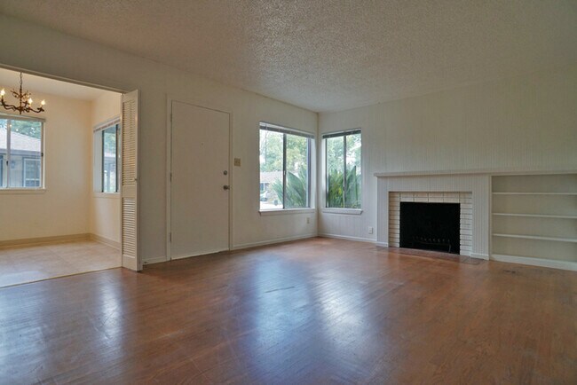 Building Photo - charming 3 bedroom 1.5 bathroom House in U...