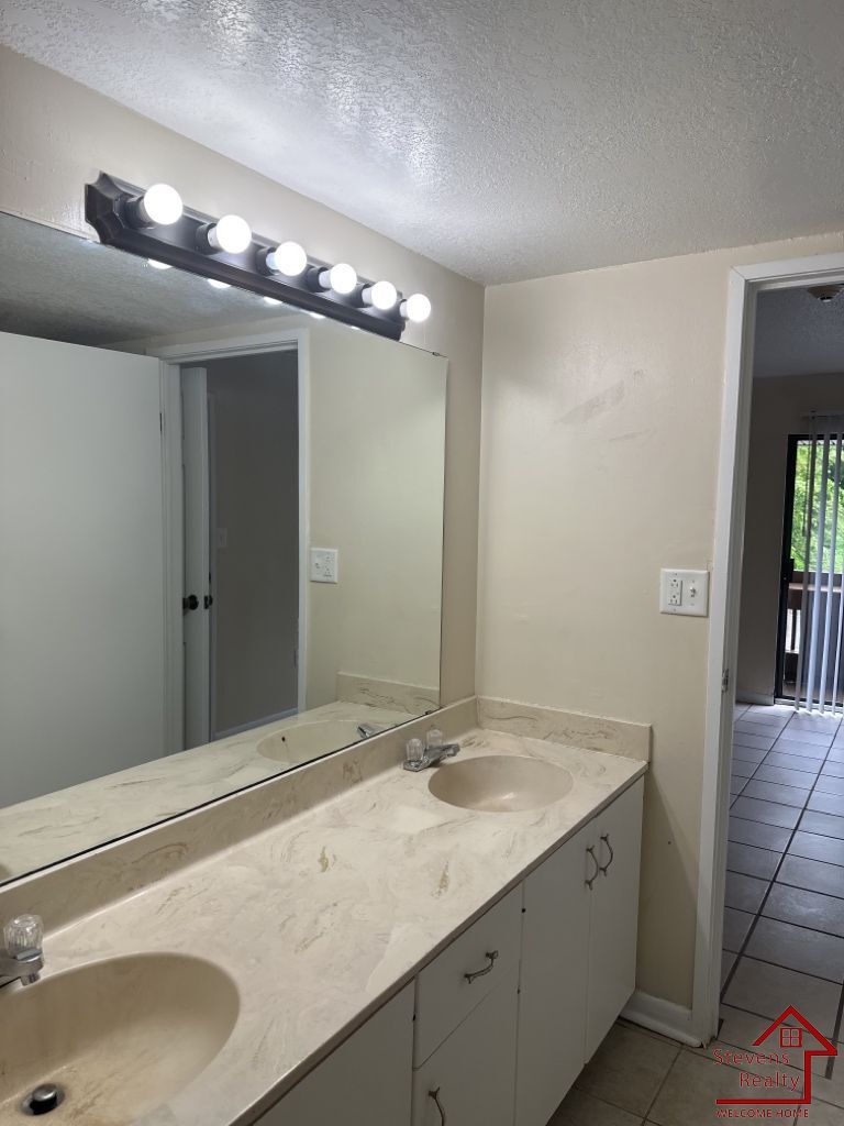 Building Photo - 915 S Seminole Dr