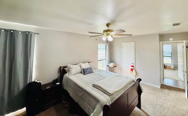 Building Photo - Beautiful 3-bedroom 2-bathroom house.