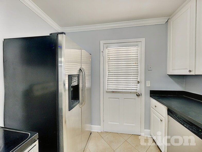 Building Photo - 225 W King St