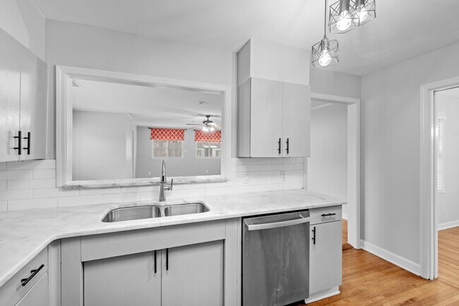 Building Photo - 1453 Colonial Rd