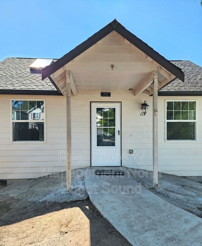 Building Photo - 112 N Gifford Ave