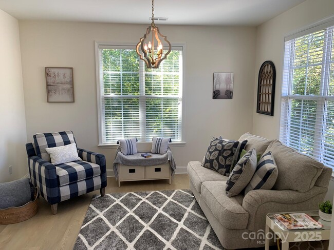 Building Photo - 9033 Rosalyn Glen Rd