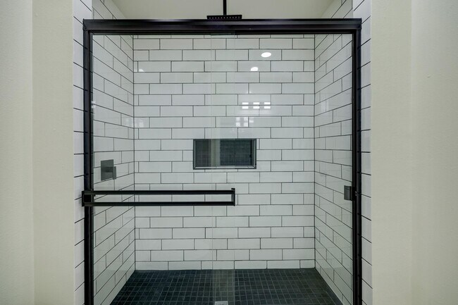 Building Photo - 5519 Sheraton Oaks Dr