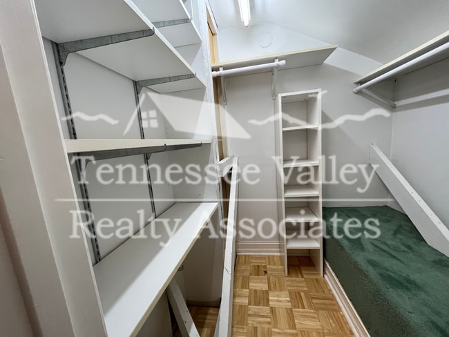 Building Photo - COMING SOON! 1 br/1 bath close to downtown...