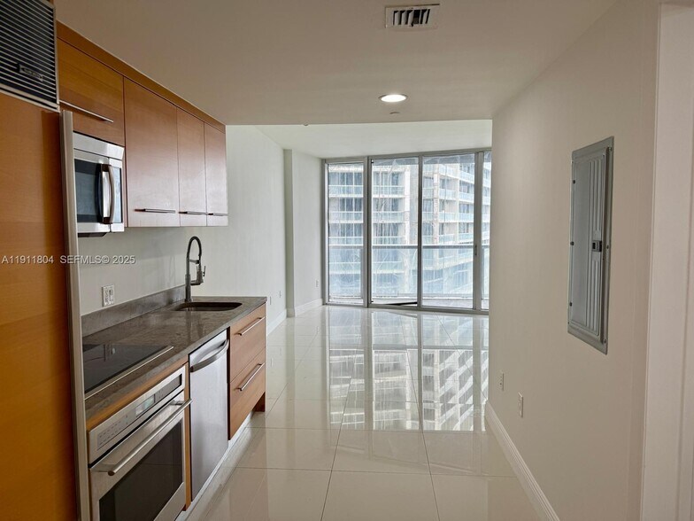 Building Photo - 495 Brickell