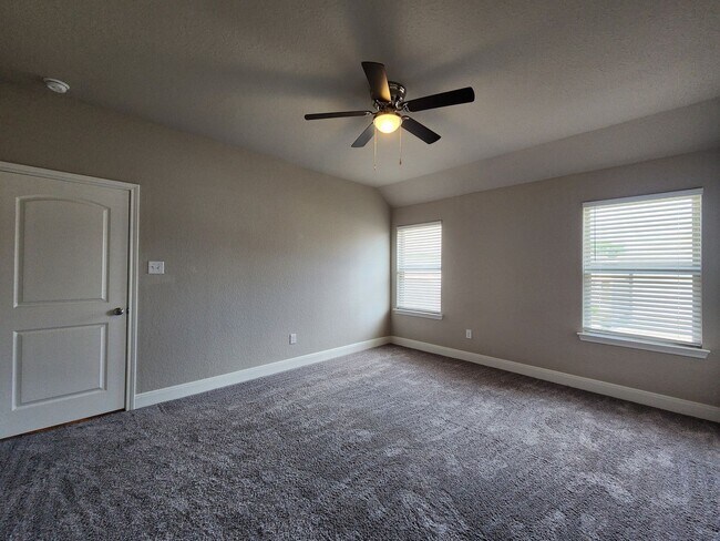 Building Photo - Large Fenced in Backyard in NBISD /Walk to Kraft Park /  Fridge Included  / Pet Friendly / Off Co...