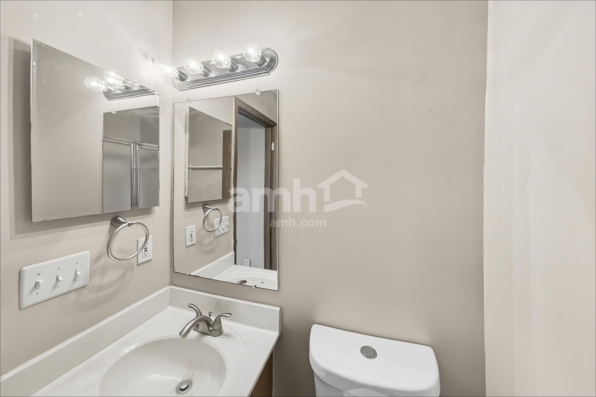 Building Photo - 825 Whitehead Dr
