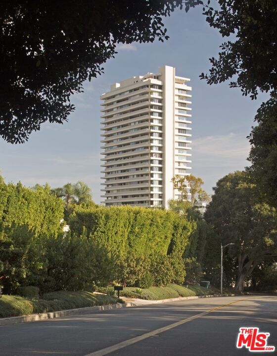 Building Photo - 9255 Doheny Rd