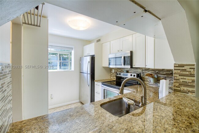 Building Photo - 3095 N Oakland Forest Dr