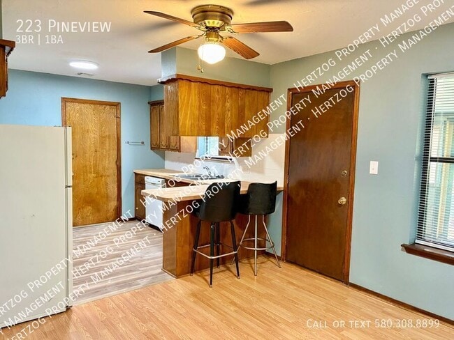 Building Photo - 223 Pineview-