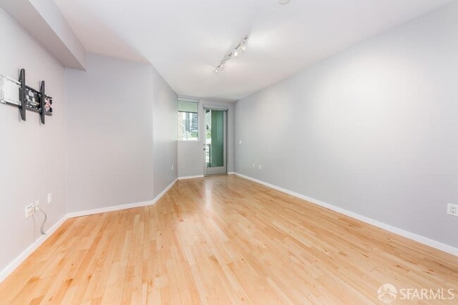 Building Photo - 69 Clementina St