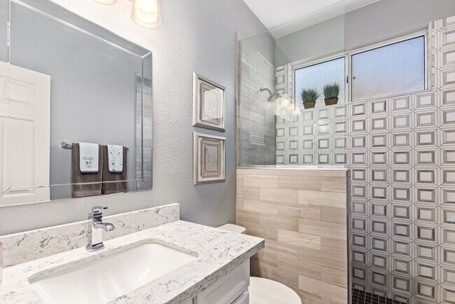 Building Photo - Gorgeous Winter Retreat - Fully Furnished
