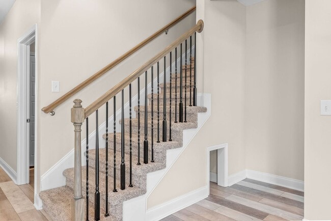 Building Photo - Pet Friendly Three Bedroom with Bonus!