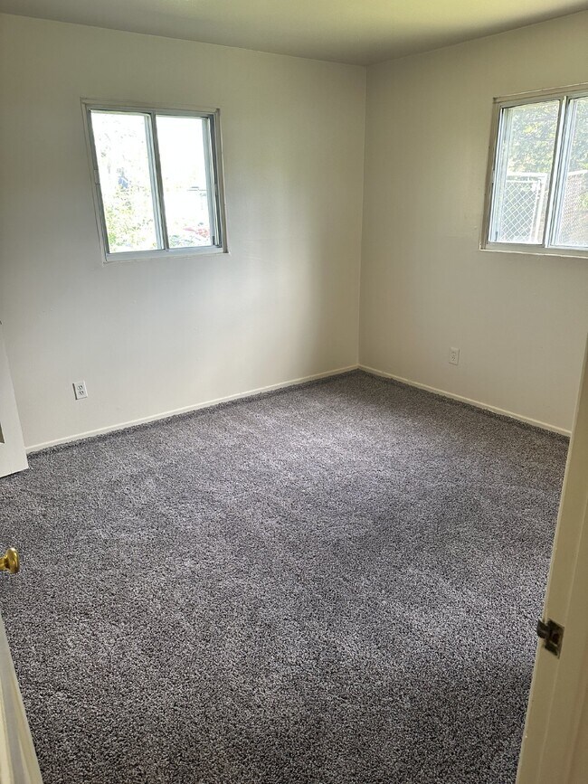 Building Photo - Ranch Style 3 bed, 1-1/2 bath Aurora Home Ready for Move In!