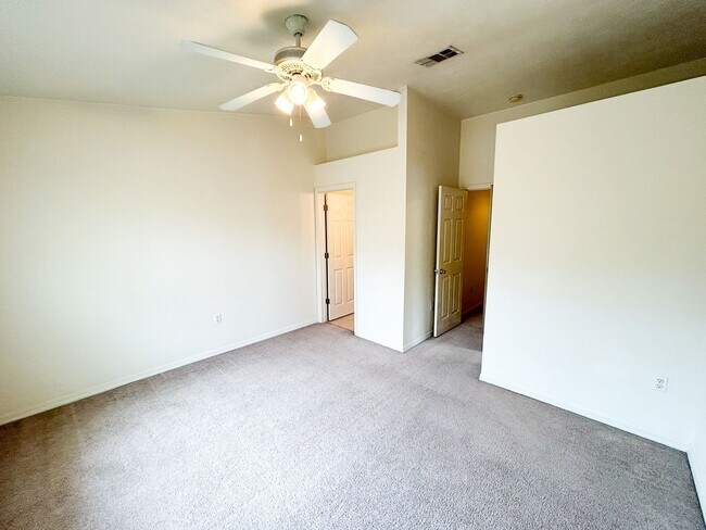 Building Photo - Victoria Station #134