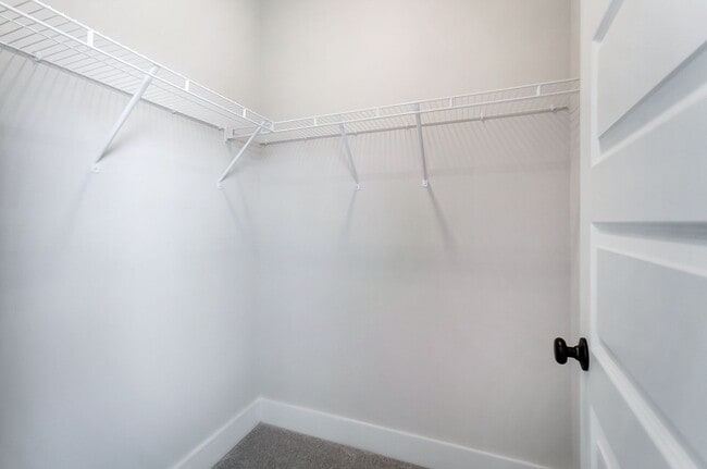 Building Photo - 3 Bedroom Townhome minutes from South End!