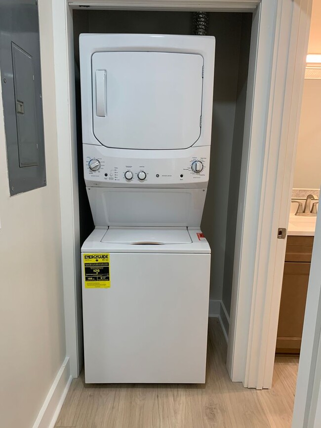 Building Photo - Completely Renovated 2 Bedroom 2 Bath Park Place Condo