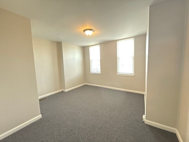 Building Photo - Three Bedroom Home In Baltimore