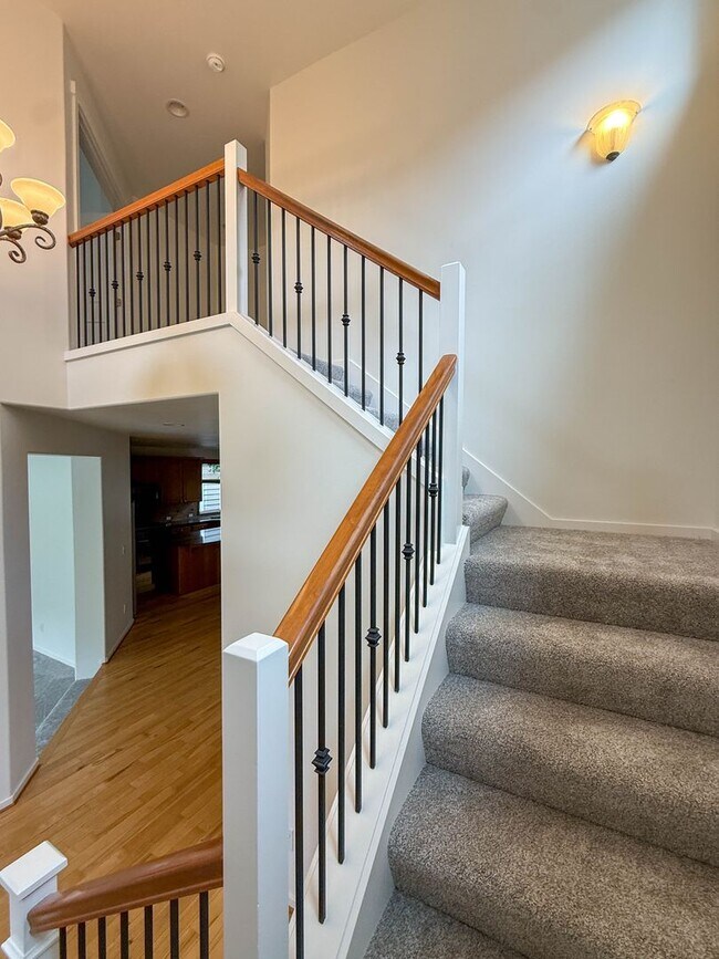 Building Photo - 4Bd/2.75Ba Issaquah House