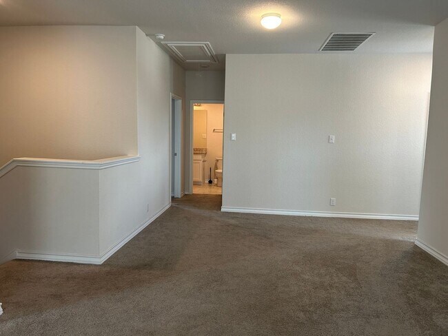 Building Photo - 5 Bedroom Single Family Home in San Antonio