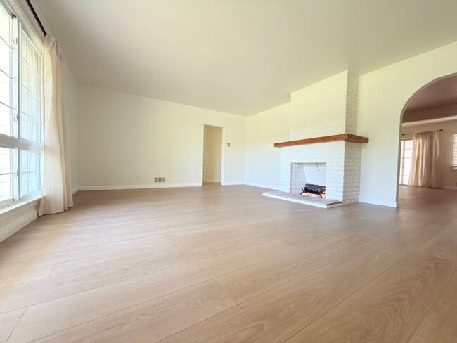 Building Photo - Stunning 4-Bedroom Home in Quiet North Hills