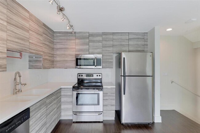 Building Photo - 604 N Bluff Dr