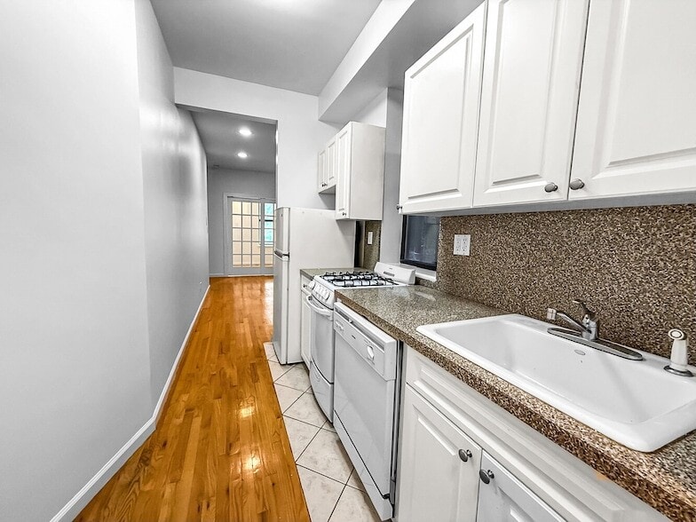 Building Photo - 147 E 90th St
