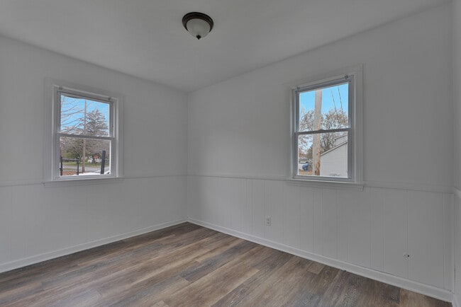 Building Photo - 98 N Navarre Ave