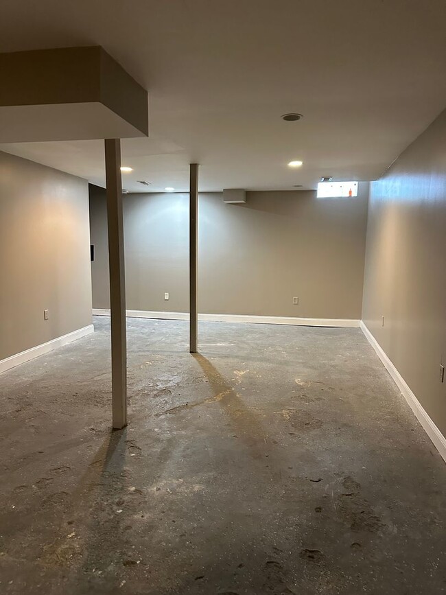 Building Photo - Spacious Home Available for Rent! Bonus De...