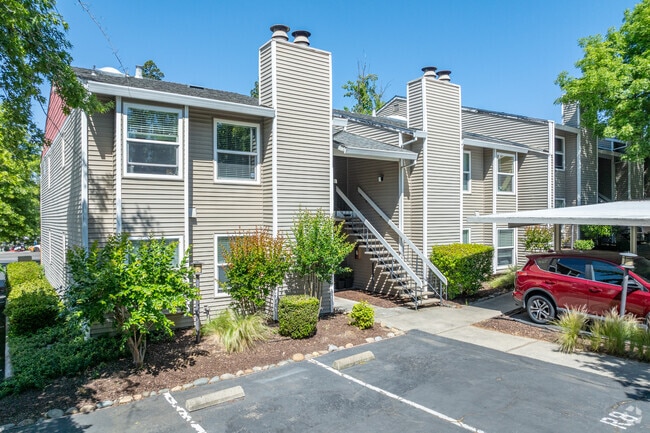 Primary Photo - The Hamptons at River Heights