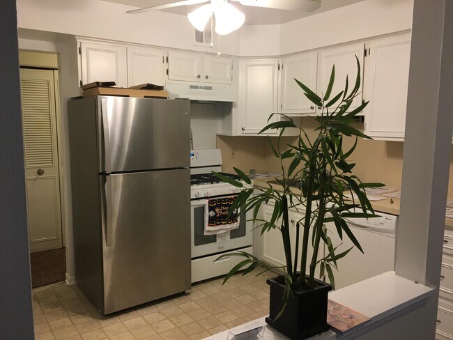 Building Photo - 444 N Fox Hills Dr