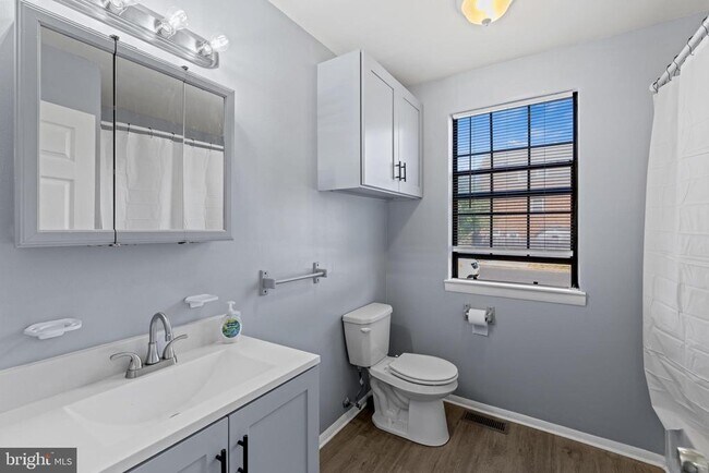 Building Photo - 348 Woodlawn Terrace