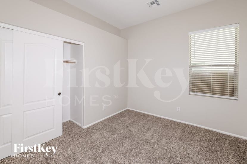 Building Photo - 1809 S 123rd Dr