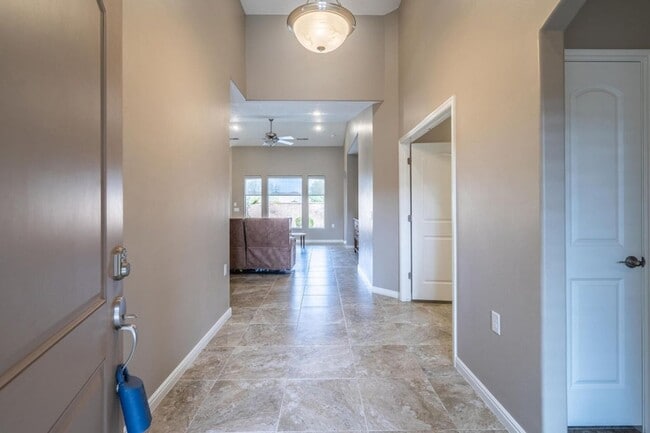 Building Photo - Bright & Beautiful 2 Bedroom Home in Sun R...