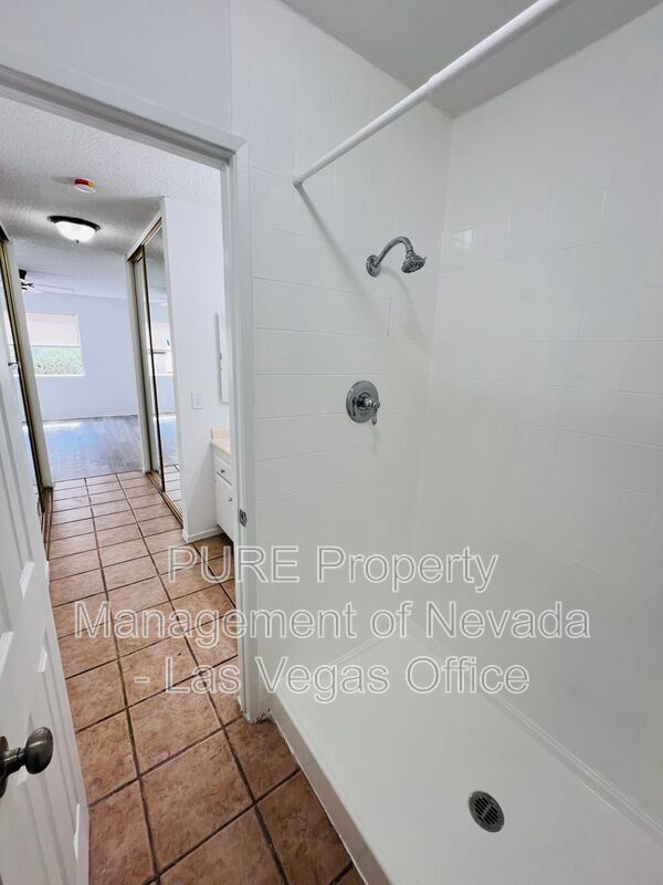 Building Photo - 1405 E Vegas Valley Dr
