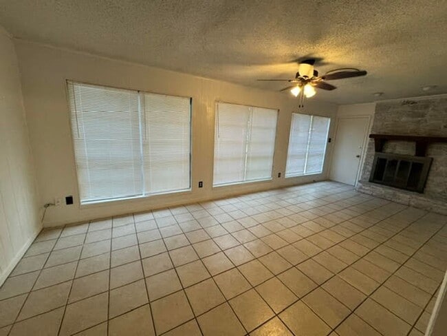 Building Photo - 2812 Live Oak Dr