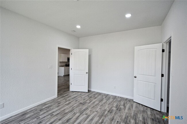 Building Photo - 1234 Clearcreek Dr
