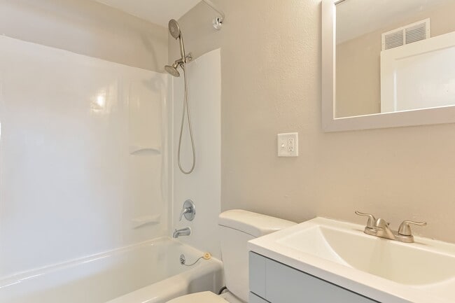 Building Photo - 4 Redwood Dr