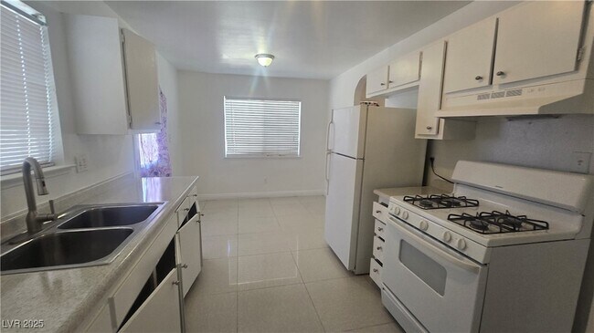 Building Photo - 4533 W Desert Inn Rd