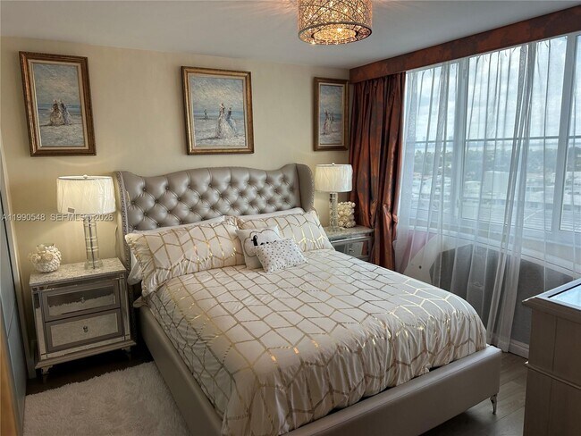 Building Photo - 6039 Collins Ave