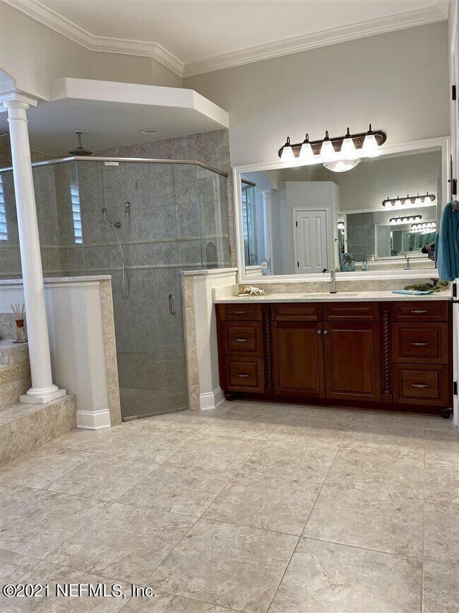 Building Photo - 2456 Den St