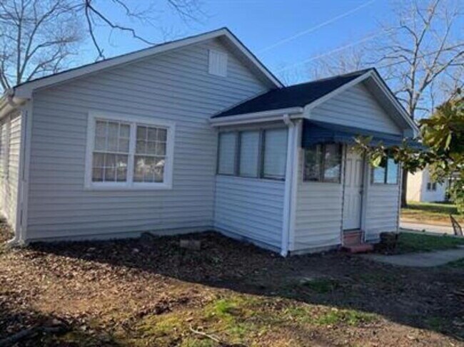 Building Photo - 352 Adams St