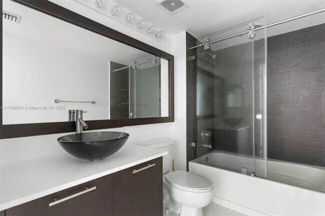 Building Photo - 1155 Brickell Bay Dr