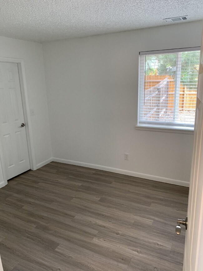Building Photo - 50% Off First Months Rent - 2 Bed, One Bat...