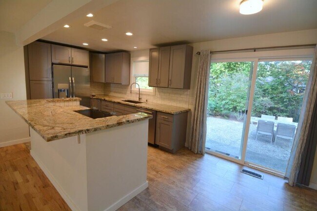 Building Photo - Quiet Kirkland Rambler on large, quiet lot